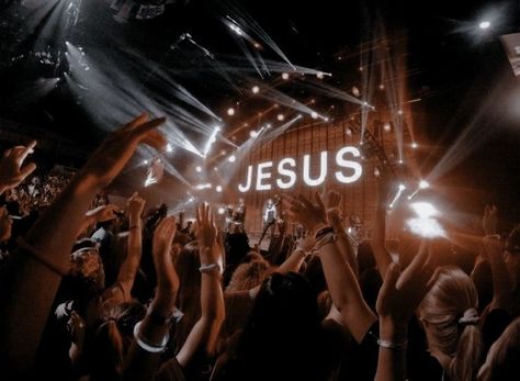 Christian Worship Aesthetic, Christian Church Aesthetic, Pray Photography, Church Girl Aesthetic, Worship Aesthetic, Christian Concert, Christian Photography, Christian Camp, Worship Backgrounds