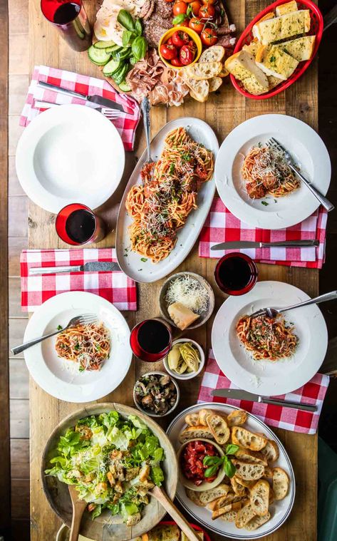 Diner Background, Italian Feast, Italian Buffet, Italian Lunch, Italian Dinner Party, Italian Chicken Recipes, Italian Party, Italian Menu, Antipasto Platter