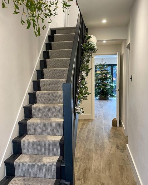 Smells Of Christmas, Stairs And Hallway Ideas, Entrance Hall Decor, Staircase Interior Design, Stairs Renovation, Stairs Design Interior, House Staircase, Hallway Inspiration, Narrow Hallway Decorating