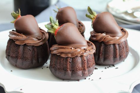 Triple chocolate mini bundt cakes topped with chocolate covered strawberries. The perfect dessert for chocolate lovers. You need these for Valentine's Day!! Chocolate Mini Bundt Cakes, Mini Bundt Cakes Recipes, Mini Torte, Mini Bundt, Cake Mini, Mini Bundt Cakes, Bundt Cakes Recipes, Bundt Cakes, Triple Chocolate