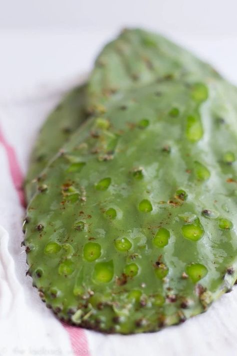 How to Cook Nopales (Cactus) Prickly Pear Syrup Recipe, Vegan Recipes Simple, How To Cook Nopales, Nopalitos Recipe, Parpadelle Recipes, Nopales Recipe, Prickly Pear Recipes, Cactus Recipe, Aeropress Recipes