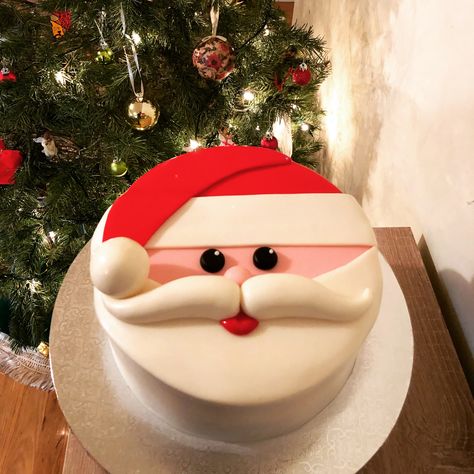 Fondant Christmas Cake Ideas, Christmas Cake Designs Fondant, Santa Face Cake, Decorated Christmas Cakes, Santa Claus Cake, 50th Birthday Cake For Women, Fondant Christmas Cake, Christmas Cake Ideas, Christmas Pastries