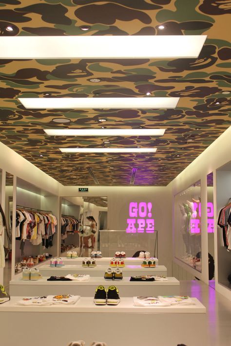 puyamaidanez on Tumblr Bape Store, Hypebeast Room, Shop Facade, Clothing Store Interior, Retail Space Design, Showroom Interior Design, Boutique Decor, Store Interiors, Store Windows