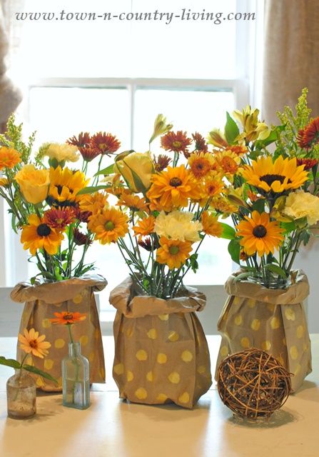 Easy Paper Bag, Paper Bag Flowers, Diy Paper Bag, Burlap Pumpkins, Paper Bag Crafts, Old Vases, Paper Vase, Diy Arrangements, בר מצווה