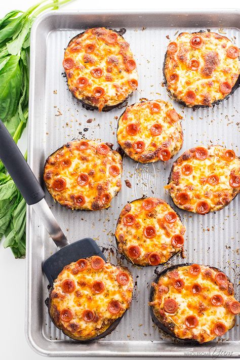 Easy Mini Eggplant Pizza Recipe - Low Carb - This easy, low carb eggplant pizza recipe needs just 6 ingredients! See how to make eggplant pizza faster than other methods - only 30 minutes total. Eggplant Pizza Recipe, Low Carb Eggplant, Mini Eggplant, Pizza Recipe Video, Eggplant Pizza, Eggplant Pizzas, Detox Plan, Eggplant Parmesan, Low Carb Pizza