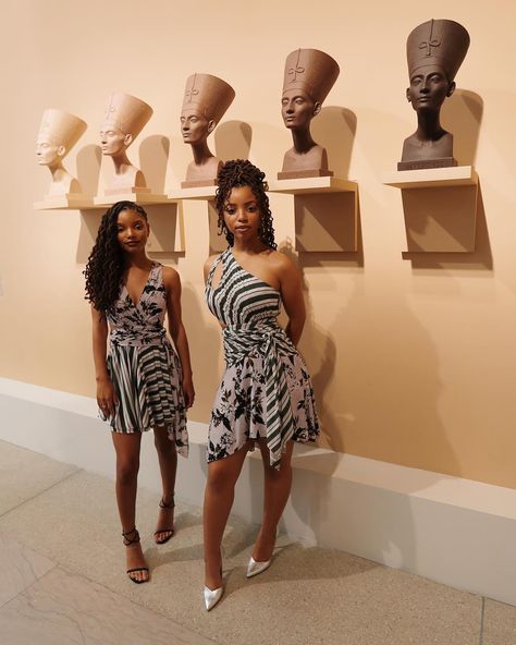 Chloe Halle, Chloe And Halle, Issa Vibe, Style Chart, Chloe X Halle, Protective Style, Female Celebrities, Black Excellence, Black Women Art