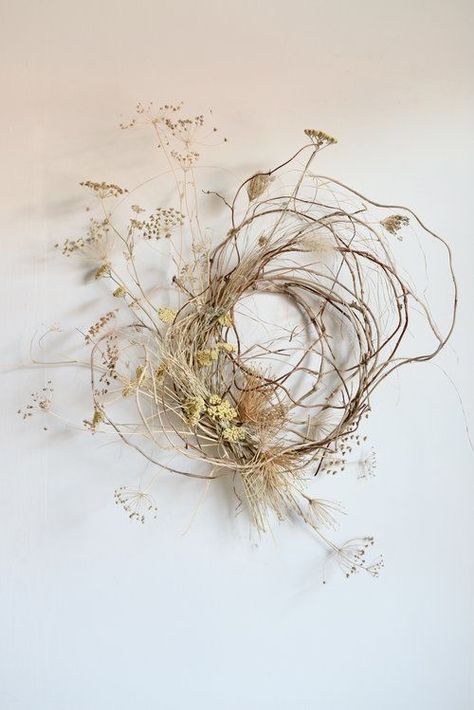 from : ashn earth : wreaths : ashn earth Minimalist Dried Flower Arrangement, Foraged Wreath Diy, Minimalist Fall Wreath, Ashn Earth, Minimalist Wreaths, Bathroom Design Rustic, Kitchen Design Vintage, Willow Wreaths, Modern Wreaths