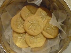 Sand dollar cookies, made with pre-made slice and bake cookies....FANTASTIC!! LOVE IT! Pillsbury Cookie Recipes, Homemade Sugar Cookie Dough, Sand Dollar Cookies, Nautical Decor Diy, Pillsbury Cookies, Pillsbury Dough, Homemade Sugar Cookies, Summer Cookies, Sugar Cookie Dough