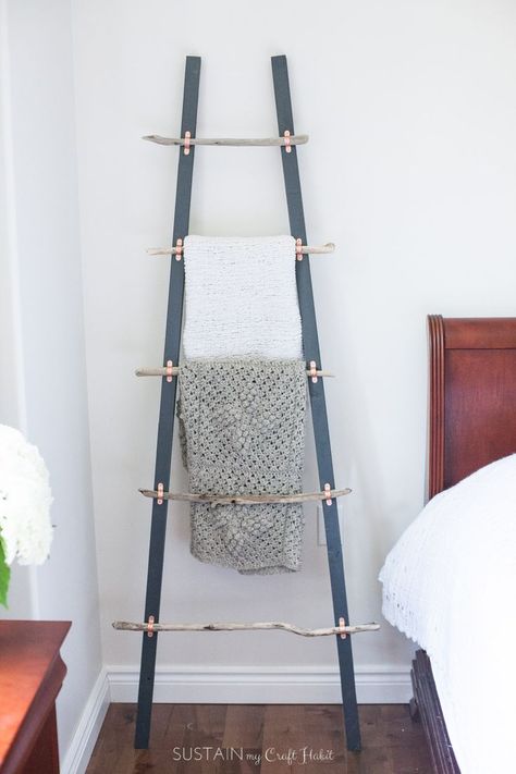 Coastal Blanket, Rustic Blanket Ladder, Farmhouse Ladder, Rustic Blankets, Diy Beach Decor, Driftwood Diy, Diy Blanket Ladder, Blanket Ladder, Coastal Living Rooms