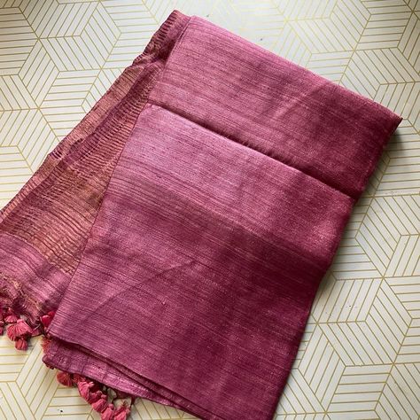 Splash of colours 🎨💦# Simple, comfy,classy Matka silk saree. A perfect Saree for office or a small occasion wear. The texture of the saree gives great look when draped. #vayatistudio #matkasilksaree #matkasilk Matka Silk Saree, Peach Saree, Pink Saree, Handloom Saree, Sarees Online, Cotton Silk, Silk Saree, Occasion Wear, Silk Sarees