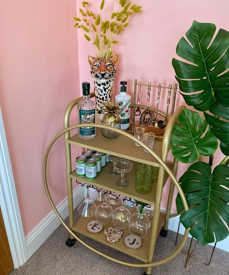 DIY bar carts – 10 homemade drink trolleys ideas | Real Homes Alcohol Cart, Drink Carts, Lemonade Stand Birthday Party, Ideas Habitacion, Bar Cart Inspo, Instagram Drinks, Lemonade Stand Birthday, Tropical Bar, Dresser Bar