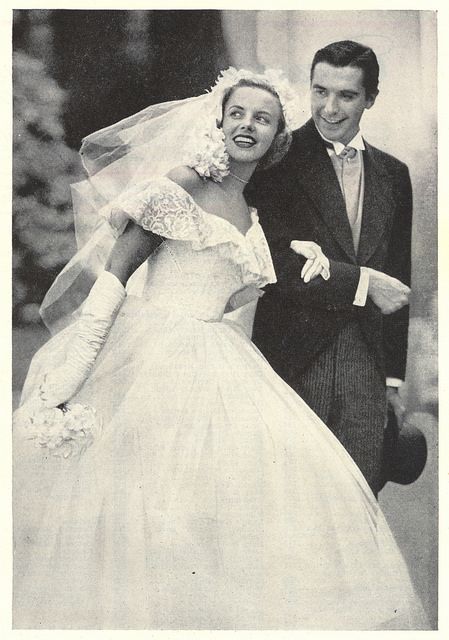 A happy and stylish bride and groom, 1951. #vintage 1950 Wedding, Wedding Dresses Vintage 20s, Vintage Bridal Fashion, 50s Wedding, 1950s Wedding Dress, Gowns Vintage, 1950s Wedding, Stylish Bride, Vintage Wedding Photography