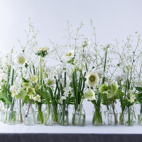 Green And White Bud Vases, White And Green Bud Vases, Bud Vases White Flowers, Floral Runner Centerpiece, Green And White Table Decor, Green Tablescape, Tafel Decor, Flower School, Wedding Table Decorations