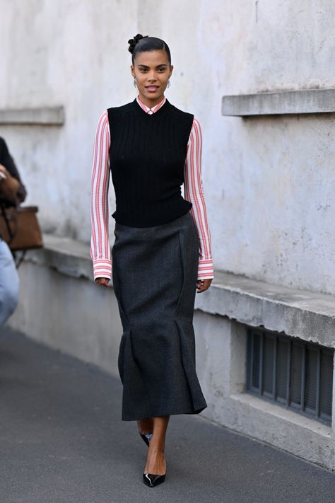 Milan Fashion Week SS 2025 - 45 Top Picks Continued Sydney Fashion Week, Street Style 2016, Long Skirt Outfits, Simple Fall Outfits, Berlin Fashion Week, Daily Outfit Inspiration, Uni Outfits, Berlin Fashion, Hijabi Style