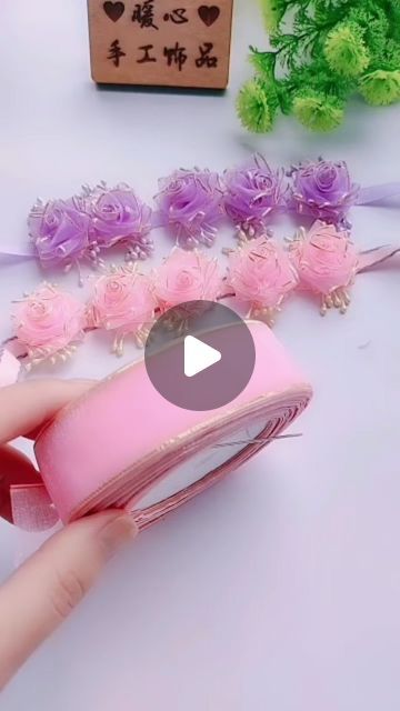 Flower Hair Bows, Diy Flores, Travel Crafts, Hair Bow Tutorial, Organza Flowers, Bow Tutorial, Reels Instagram, Flower Diy, Making Hair Bows