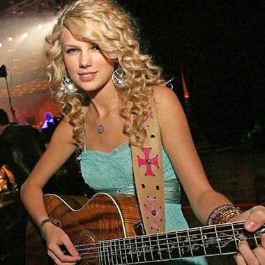 Taylor Swift First Album, Taylor Swift Tim Mcgraw, Taylor Swift Country, Debut Taylor, She Is Broken, Swift Taylor, Photos Of Taylor Swift, Album Aesthetic, Swift Photo