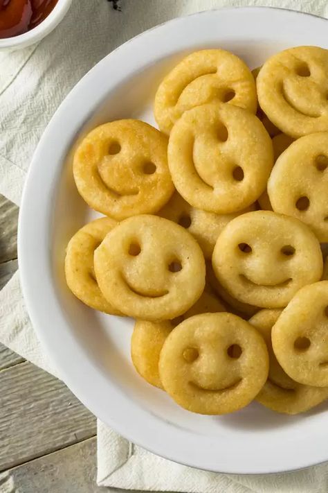 Crispy Air Fryer Smiley Fries. Smiley Fries, Fat Burger, Cold Appetizers, Air Fryer Healthy, Air Fryer Recipes Healthy, Meal Prep For The Week, How To Cook Eggs, Bellini, Snack Time