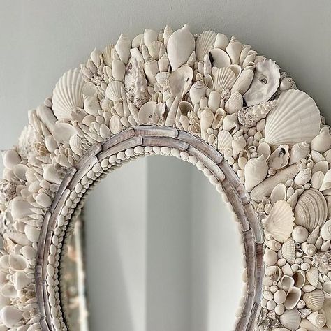 Shell Mirror Diy, Shell Grotto, Shell Mirrors, Shell Creations, Shell Projects, Seashell Frame, Seashell Mirror, Seashell Wall Art, Shell Mirror