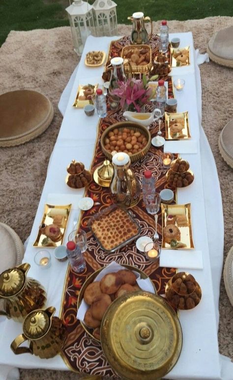 Iftar Decoration Ideas, Iftar Party Ideas, Ramadan Iftar Table, Ramadan Gathering, Ramadan Table Setting, Eid Breakfast, Ramadan Table Decor, Aid El Fitr, Ramadan Table