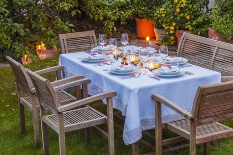 Outdoor Entertaining: Pretty and Practical Patio Tablecloths Outdoor Dining Decor, Outdoor Furniture Ideas Backyards, Tablecloth Ideas, Umbrella Table, Dining Room Blue, Outdoor Tablecloth, Patio Dining Table, Table Cloths, Outdoor Curtains