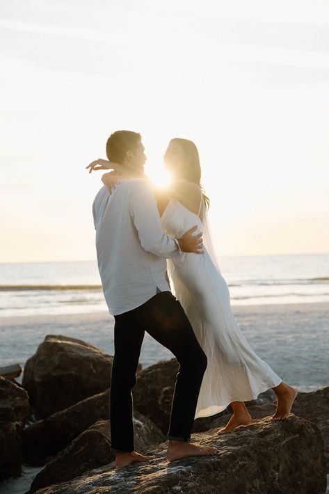 Engagement Pics On Beach, Couples Photoshoot Poses Beach, Casual Beach Engagement Photos, Sunset Dates, Engagement Photo Shoot Beach, Photoshoot Engagement, Beach Engagement Photoshoot, Engagement Photography Poses, Engagement Inspo