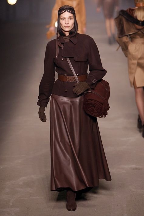 Hermès Fall 2009 Ready-to-Wear Collection - Vogue Hermes Fashion, Moda Paris, Fashion Plates, Military Fashion, Moda Fashion, Leather Fashion, Paris Fashion, Runway Fashion, Leather Skirt