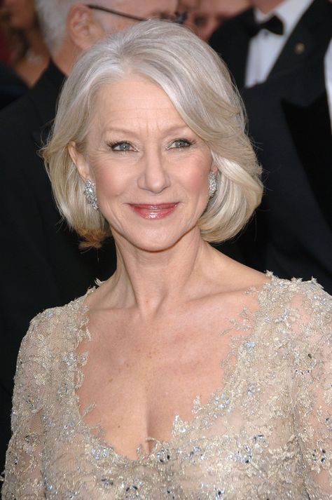 Helen Mirren Hair, Helen Mirren Style, Red Curls, Dunner Wordend Haar, Golden Blonde Hair, Oval Face Hairstyles, Blonde Curls, Helen Mirren, Platinum Blonde Hair