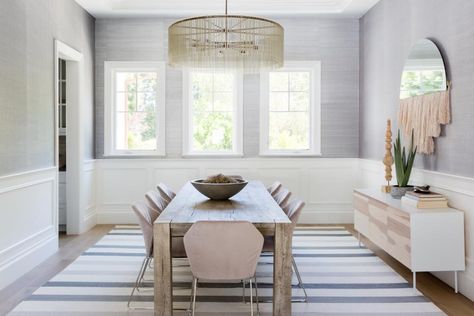 20 Trendy + Texture-Rich Grasscloth Wallpaper Looks | HGTV Grasscloth Wallpaper Dining Room, Grasscloth Dining Room, Room Ideas Photos, Beach Dining Room, Wallpaper Dining, Natural Dining Room, Charming Dining Room, Bold Bedroom, Neutral Dining Room