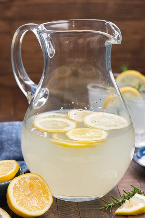 Lemonade Margaritas are the perfect party punch for summer! Easy Lemonade, Hippie Juice, Easy Margarita Recipe, Drink Making, Best Mixed Drinks, Summer Vodka Cocktails, Happy Hour Food, Mommy Juice, Easy Margarita