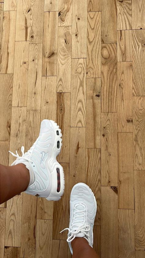 White Nike Tns, White Tns Outfit Women, Nike Tn Outfit Women, Tns Nike Women, Nike Tn White, Tns Outfit, White Tns, Tns Nike, Nike Tn Shoes