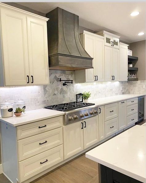 Lily Ann Cabinets on Instagram: “Happy Friday! ☺️ Check out this beautiful Lily Ann kitchen by @rusticbutterfly. She used our York Linen & York Driftwood Grey cabinets roll…” Lily Ann Cabinets, Linen Cabinets, Cowgirl Magazine, Western Home, Kitchen Remodel Design, White Kitchen Design, Western Homes, Grey Cabinets, Kitchen Reno