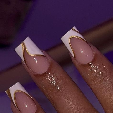 Nails Acrylic Inspo Medium, Gold Nail Designs Short, Graduation Nails Square, Gold Short Nails, Short Gold Nails, Medium Nail Designs, Short Prom Nails, Graduation Nails Acrylic, Nail Inspo Coffin