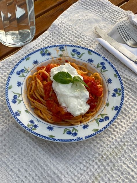 Pasta Aesthetic Recipe, Pasta In Italy Aesthetic, Italy Food Astethic, Spaghetti Aesthetic Food, Spaghetti Astethic, Italy Pasta Aesthetic, Pasta Astethic, Burrata Spaghetti, Italian Pasta Aesthetic