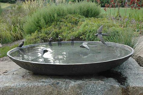 Modern Bird Baths, Stone Bird Baths, Bird Bath Bowl, Taman Air, Bird Bath Garden, Modern Birds, Water Features In The Garden, Garden Fountains, Bird Cages