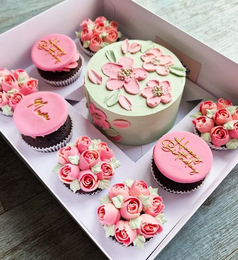 Keekle Cake Co. | FLORAL BENTO BOX Such a popular design! This box had cupcakes with roses piped on top 🌹 So pretty 🩷 Colour: @colour.mill Embossers:… | Instagram Bento Box Cake With Cupcakes, Bento Cakes Designs, Cupcakes With Roses, Bento Cake Design, Stamp Packaging, Modern Birthday Cakes, Bento Cakes, Floral Cupcakes, Modern Birthday