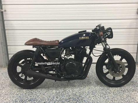 Black XS400 Yamaha Cafe Racer Modification - Yamaha Old Bikes List Yamaha Xs400 Cafe Racer, Yamaha Xs400, Kawasaki Cafe Racer, Custom Scrambler, Brat Bike, Yamaha Cafe Racer, Cafe Racer Moto, Moto Scrambler, Yamaha Virago