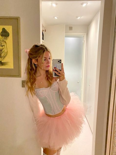 Pink Tutu Costume, Pink Ballerina Costume, Pink Tutu Halloween Costume Ideas, White Tutu Costume Halloween, Ballet Costumes Halloween, Ballarina Costumes, Tutu Aesthetic, Angelina Ballerina Costume, Carnival Costumes Ideas