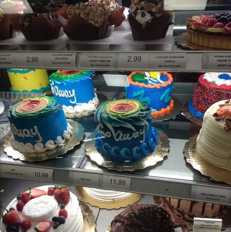 Nyja Abdullah on Twitter: "This the most Florida shit I ever seen  Mind you, there’s a hurricane coming ... and this is in publix… " Publix Cake, Publix Wedding Cake, Publix Cakes, Mini Carrot Cake, Cannoli Cream, Mini Carrots, Beautiful Wedding Cakes, Mind You, Bakery Cakes