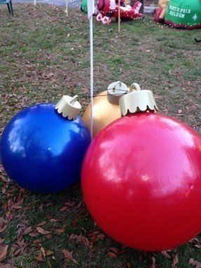 Christmas yard inflatable ball ornaments Christmas Crafts To Make And Sell, Giant Christmas Ornaments, Large Christmas Ornaments, Inflatable Ball, Diy Christmas Lights, Christmas Crafts To Sell, Christmas Crafts To Make, 12 December, Christmas Yard