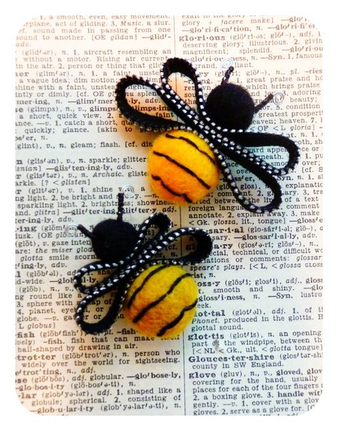 Bumble Bee Craft, Bee Hive Craft, Egg Wreath, Honey Bee Decor, Zipper Crafts, Bee Party, Pom Pom Crafts, Deco Originale, Bee Brooch