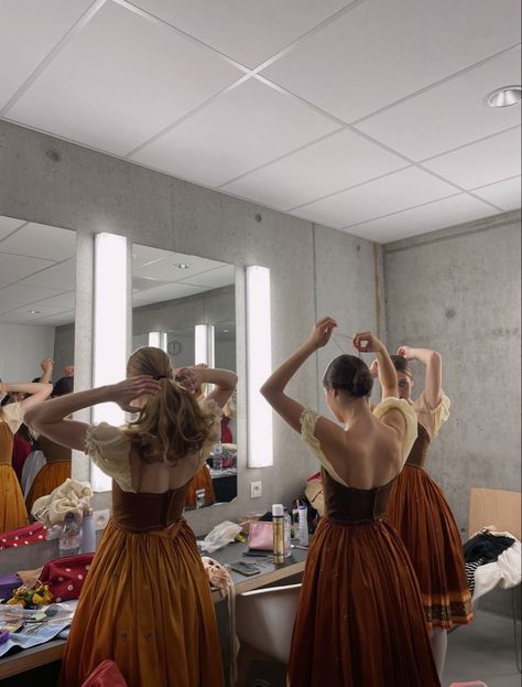 Ballet Backstage, Dancer Lifestyle, Ballet Beauty, Ballet Inspiration, Ballet School, Dancing Aesthetic, Theatre Life, Ballet Beautiful, Ballet Girls