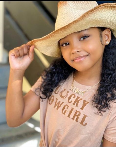 Cornrow Braid Styles, Taupe Fashion, Girl Swag, Graphic Tops, Cowgirl Style, Baddie Outfits Casual, Baddie Outfits, Braid Styles, Short Sleeve Top