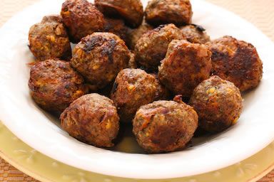 Amazing stove top meatballs!    1 lb ground beef, 1 box chicken stove top stuffing, 1 tsp garlic salt, 1 egg, 1 cup of water, 1 tbsp Parmesan cheese, and 1 tsp pepper.   Mix it all together, roll into balls, bake at 375 F for ~30 mins. Homemade Bread Crumbs, Greek Meatballs, Greek Seasoning, South Beach Diet, Meatball Ingredients, Beach Meals, Low Sodium Recipes, Low Carb Baking, Idee Pasto Sano