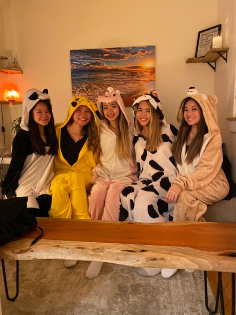 Pajama Party Outfit Ideas, Pajama Party Outfit, Sleepover Outfit, Matching Onesies, Cute Group Halloween Costumes, Pajama Costume, Best Friend Halloween Costumes, Matching Outfits Best Friend, Trio Halloween Costumes