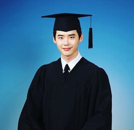 Following the news that Lee Jong Suk is set to graduate with an achievement award, the actor has surprised his fans by sharing his graduation photo. Decked out in the traditional black cap and gown, Lee Jong Suk flashes a bright smile to the camera. The actor uploaded the photo to his personal Instagram account, along with Lee Jong Suk Ig, Jong Suk Wallpaper, Lee Jong Suk Wallpaper, Lee Jong Suk Cute, Lee Jung Suk, Dat Boi, Han Hyo Joo, The Moon Is Beautiful, Seoul Fashion