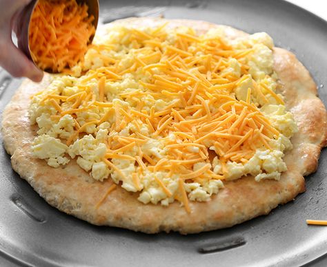 Biscuit Crust Pizza, Recipe With Canned Biscuits, Cheese Scrambled Eggs, Biscuit Crust, Bacon Crisps, Biscuit Pizza, Breakfast Pizza Recipe, Diy Breakfast, Eggs And Bacon