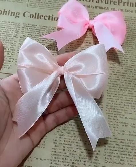 DIY bowknot in these easy stepsdiyhandcrafted tutorial Diy Gift Bow, Simpul Pita, Corak Menjahit, Buat Pita, Ribbon Crafts Diy, Bows Diy Ribbon, Seni Dan Kraf, Gifts Wrapping Diy, Kraf Diy