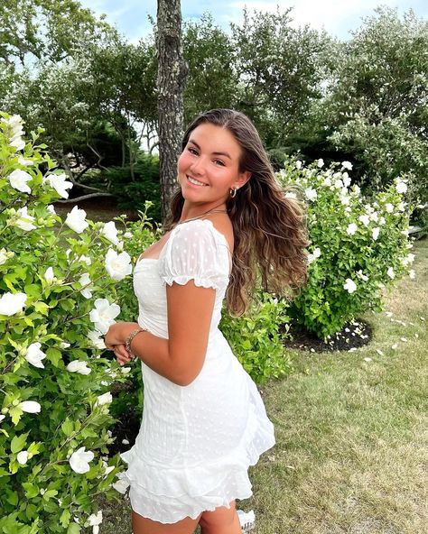 Thailand Poses, Solo Pic Ideas, Solo Poses, Homecoming Poses, Family Portrait Poses, Senior Photo Poses, Girls White Dress, Floral Dresses Short, Poses Photography