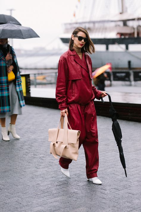 Street Style at New York Fashion Week Fall/Winter 2018 Sporty Fall Streetwear Parka, Fur Coat Street Style 2022, Transitional Fashion, Fashion Week 2018, Nyfw Street Style, Winter Trends, Street Fashion Photography, Street Style Trends, Vogue Fashion