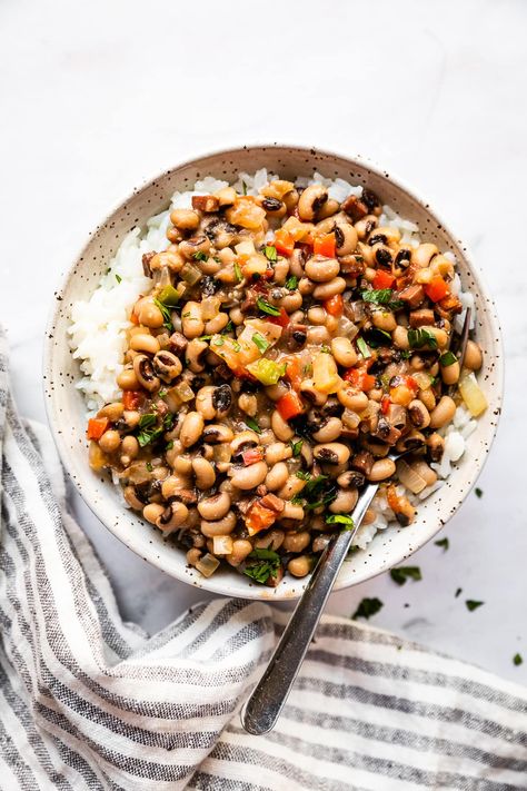 Celebrate the New Year by making these southern-style black-eyed peas with ham in your crockpot! #crockpot #slowcooker Diced Ham Recipes, Black Eyed Peas With Ham, Slow Cooker Black Eyed Peas, Ham Meals, Ham Crockpot, Folate Vitamin, Ham Steaks, Ham Bone, Skinnytaste Recipes